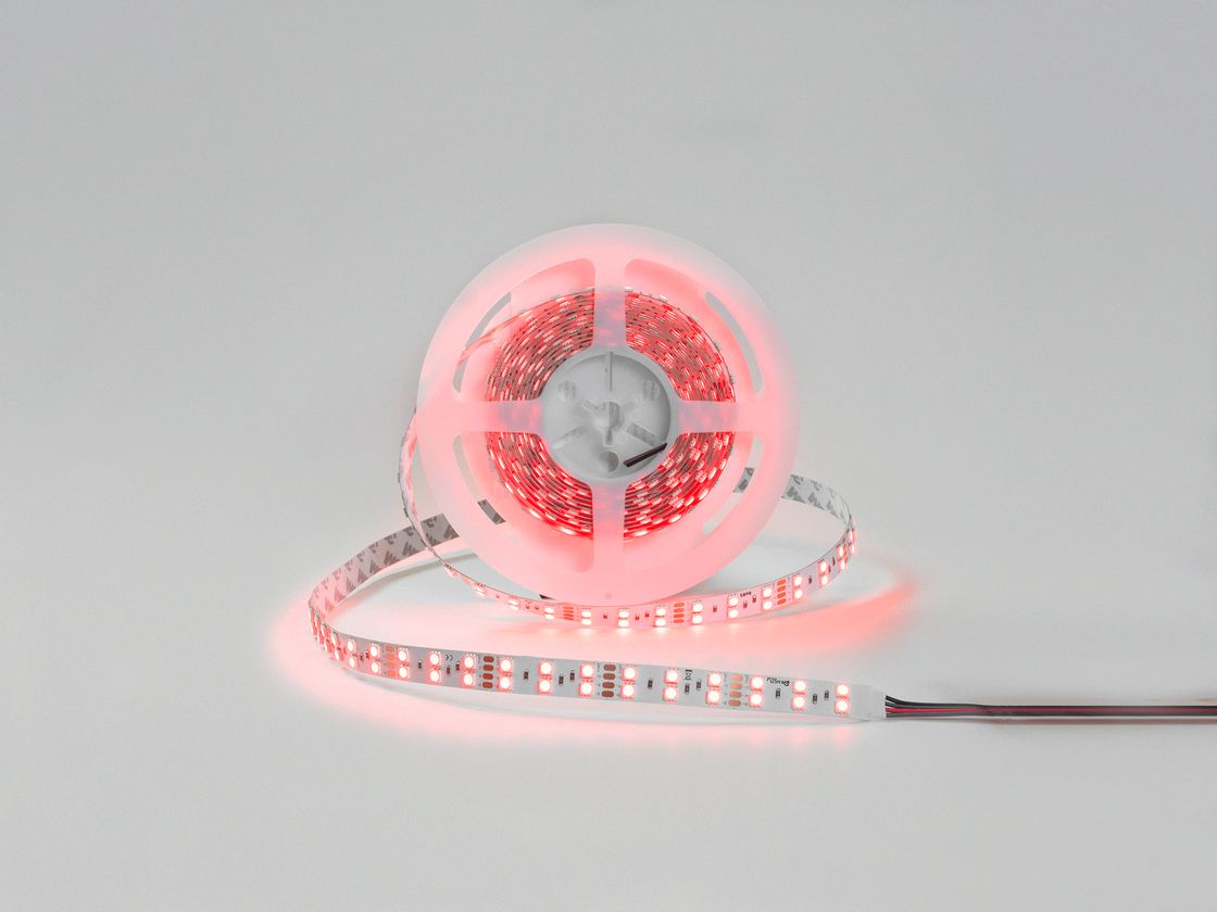 Makara üzərində RGB LED lent, qırmızı rəngdə işıq saçır