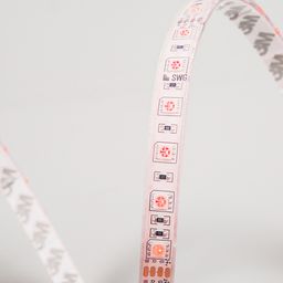 SWG SMD5050 LED lentinin fraqmenti: kontakt meydançaları və işarələnmə görünür