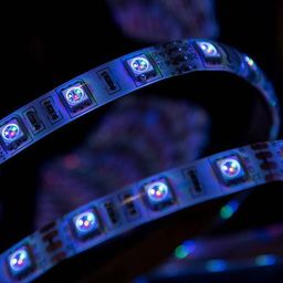 SMD5050 RGB LED lent, mavi işıq saçması — yaxın plan