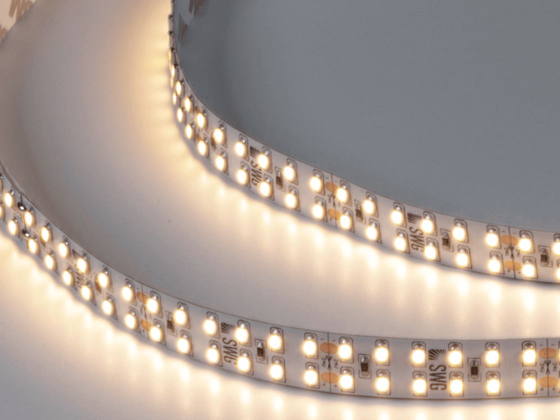 İş prosesində SMD3528 LED lent, isti ağ işıq saçması