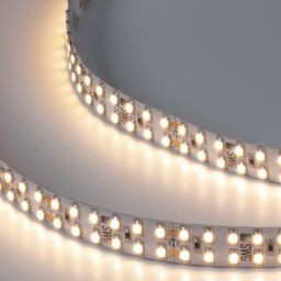 İş prosesində SMD3528 LED lent, isti ağ işıq saçması