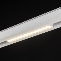 Trek relsində xətti darklight işıqlandırma — isti işıq tonu