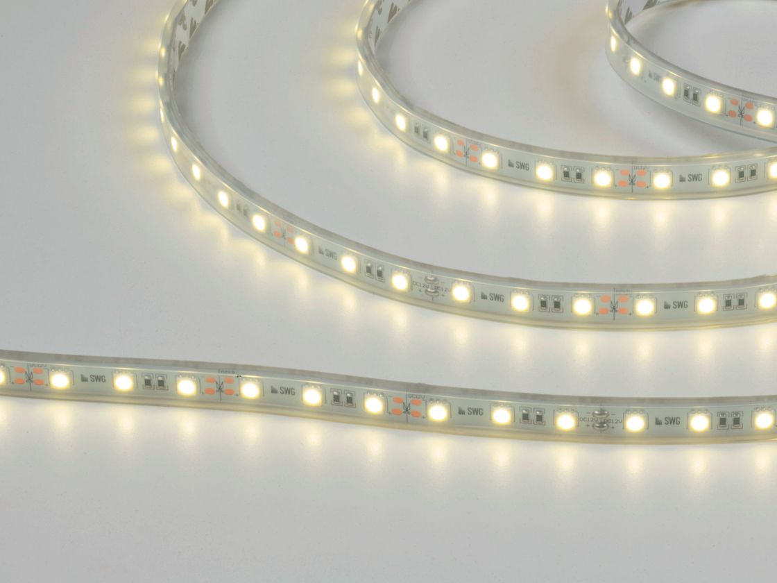 Şəffaf qoruyucu örtükdə SMD5050 LED lent, işə salınıb