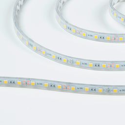Qoruyucu örtükdə SWG SMD5050 IP66 LED lentin yaxın plan görüntüsü