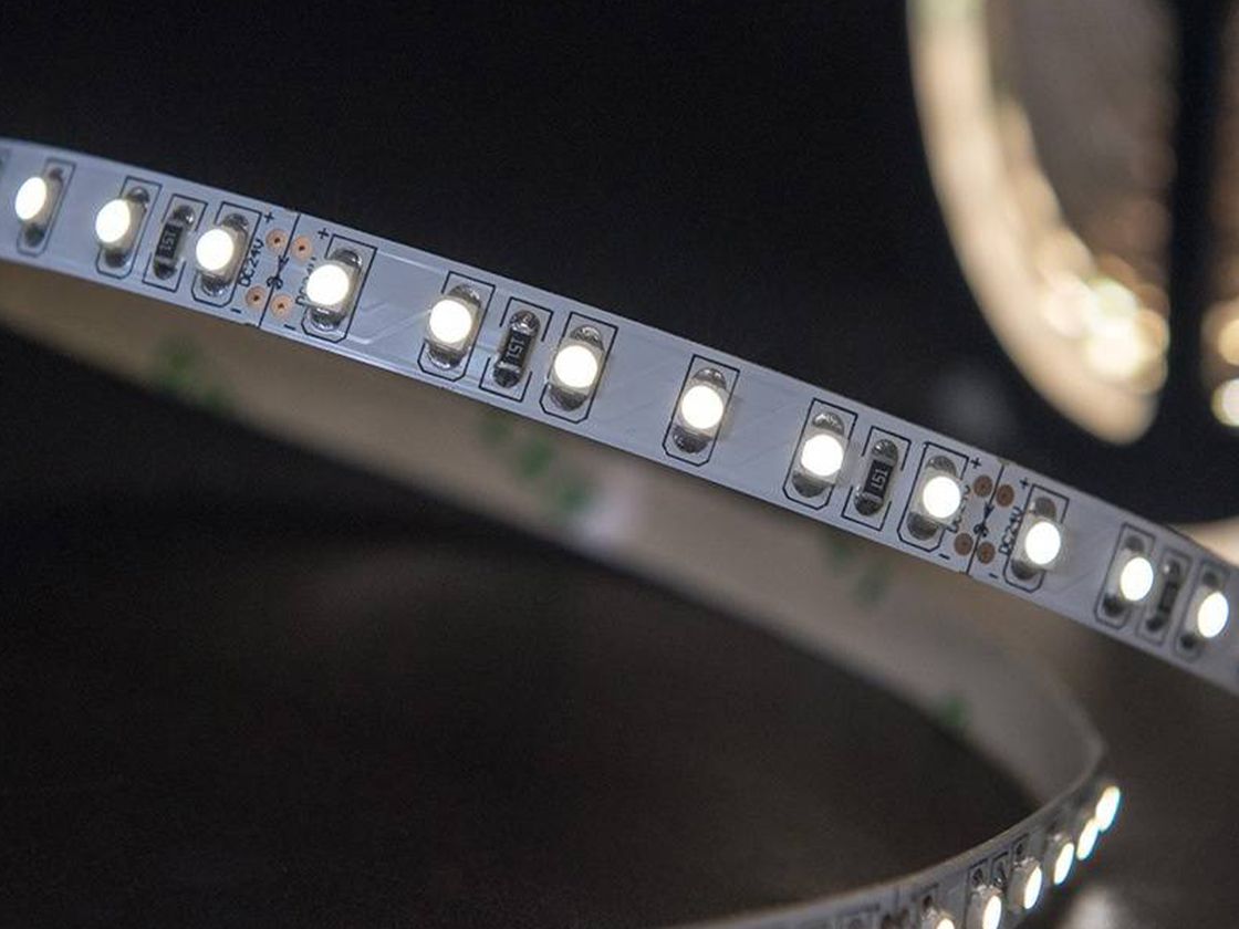 SMD3528 işıqlı LED lent — diodların yaxın plan görüntüsü