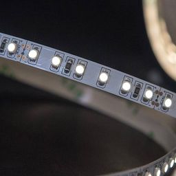 SMD3528 işıqlı LED lent — diodların yaxın plan görüntüsü