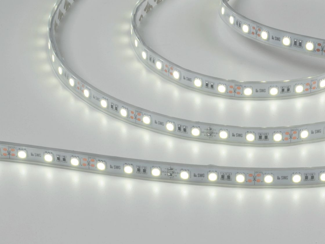 SMD5050 LED lentası işlək vəziyyətdə, soyuq ağ işıq, yaxın plan