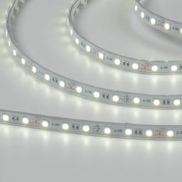SMD5050 LED lentası işlək vəziyyətdə, soyuq ağ işıq, yaxın plan