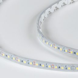 Şəffaf qoruyucu örtükdə SMD3528 LED lentinin yaxın plan görüntüsü