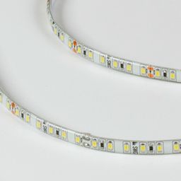 SMD2835 LED lentinin seqmentlərinin yaxın plan görüntüsü