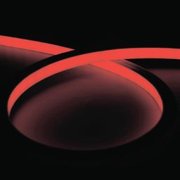 Tünd fon üzərində qırmızı işıq saçan, əyilmiş neon lent