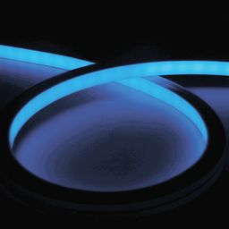 Qaranlıq fonda mavi işıq saçan neon lentin qövs formasında görüntüsü