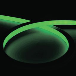 Tünd fon üzərində yaşıl işıq saçan neon lentin əyilmiş hissəsi