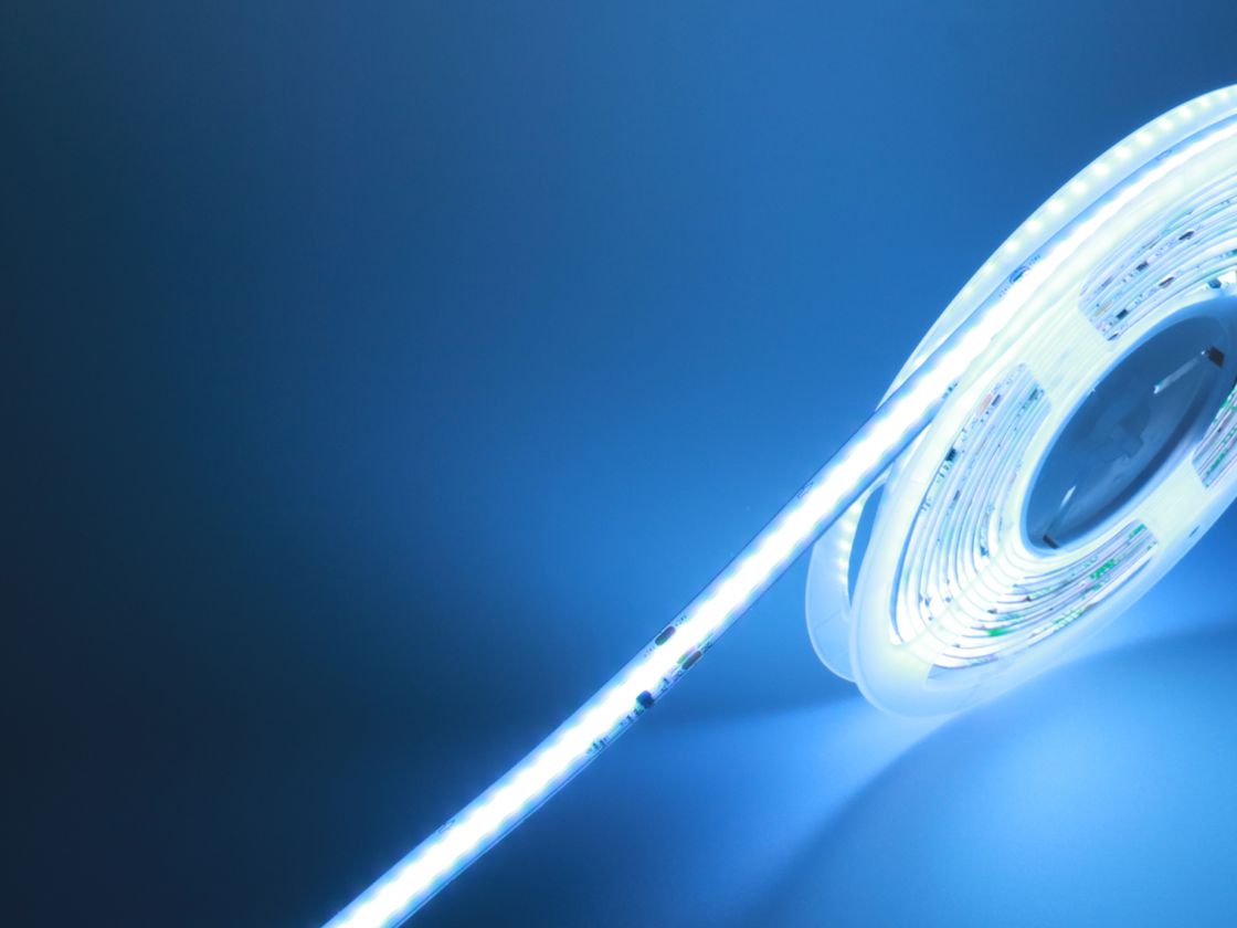 Bobində COB LED lent, mavi işıq saçır