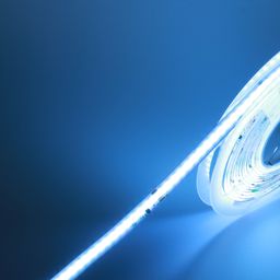 Bobində COB LED lent, mavi işıq saçır