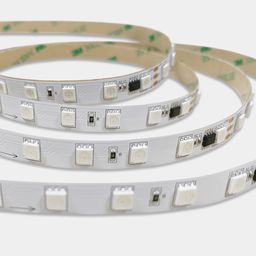 RGB SMD5050 LED lentinin platasının yaxın plan görüntüsü