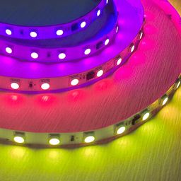 İşlək vəziyyətdə RGB LED lent, bənövşəyi-çəhrayı çalarlarda parıltı