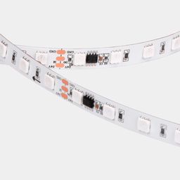 WS2815 RGB SMD5050 LED lentinin yaxın plan görüntüsü: LED-lər və mikrosxemlər