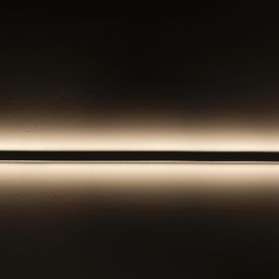 Səth üzərində parlayan neon lent, yandan görünüş