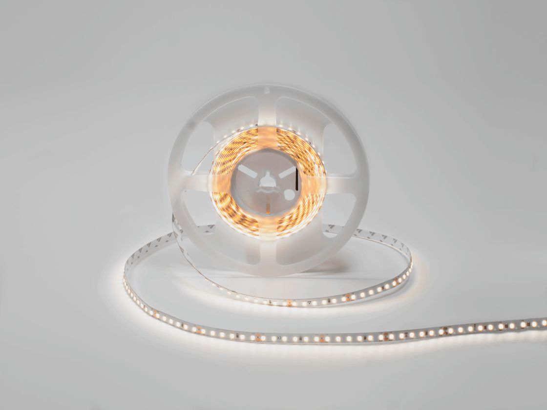 Katuskada LED lentin işıq saçmasının ümumi görünüşü