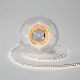 Katuskada LED lentin işıq saçmasının ümumi görünüşü