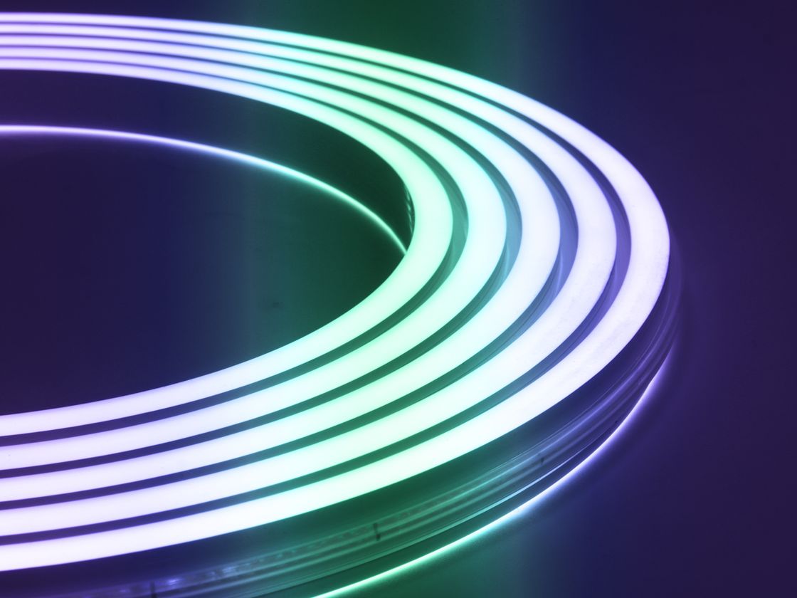 Qövs formasında parlayan ikiqat RGB neon lentin yaxından görünüşü