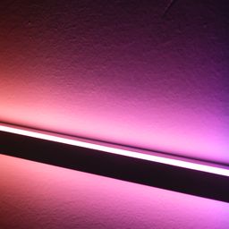 Divarda RGB çevik neon xətti, yandan görünüş