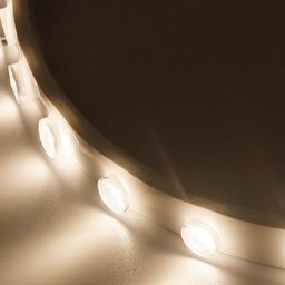 Linza ilə fokuslayan LED lentin işığı, yaxın plan