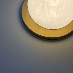 Mat pirinç əsasın və diffuzorun yaxın plan görüntüsü