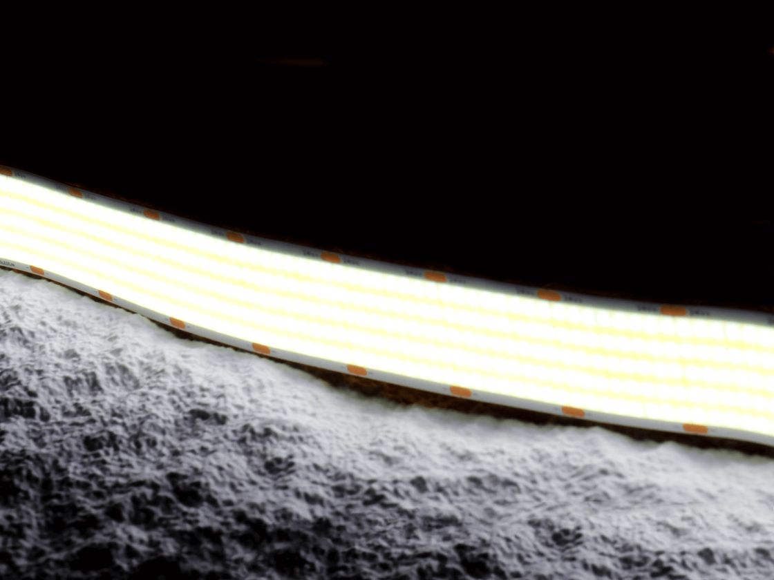 Yandırılmış COB LED lentinin işıq saçmasının yaxın plan görüntüsü