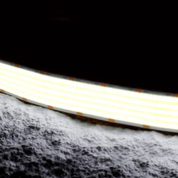 Yandırılmış COB LED lentinin işıq saçmasının yaxın plan görüntüsü