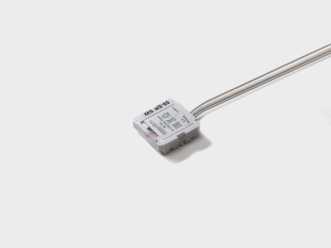 EasyDim W-TX radio ötürücüsü — naqilləri olan kompakt modul