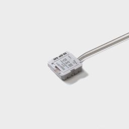 EasyDim W-TX radio ötürücüsü — naqilləri olan kompakt modul