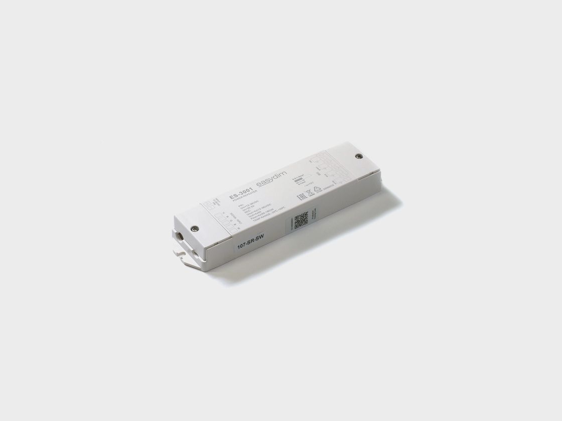 EasyDim ES-3001 qidalandırma gücləndiricisi — yuxarıdan, bucaq altında görünüş