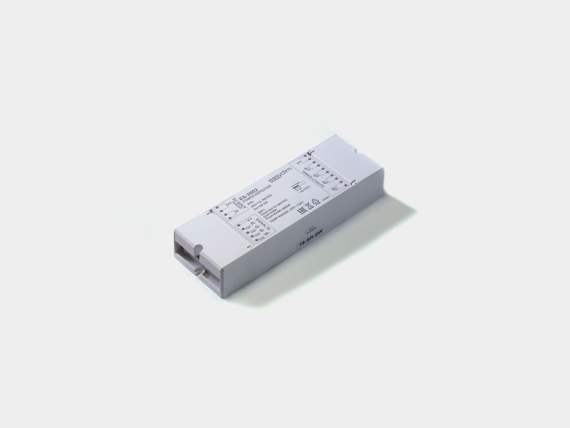 EasyDim ES-3002 qidalanma gücləndiricisinin korpusunun ümumi görünüşü