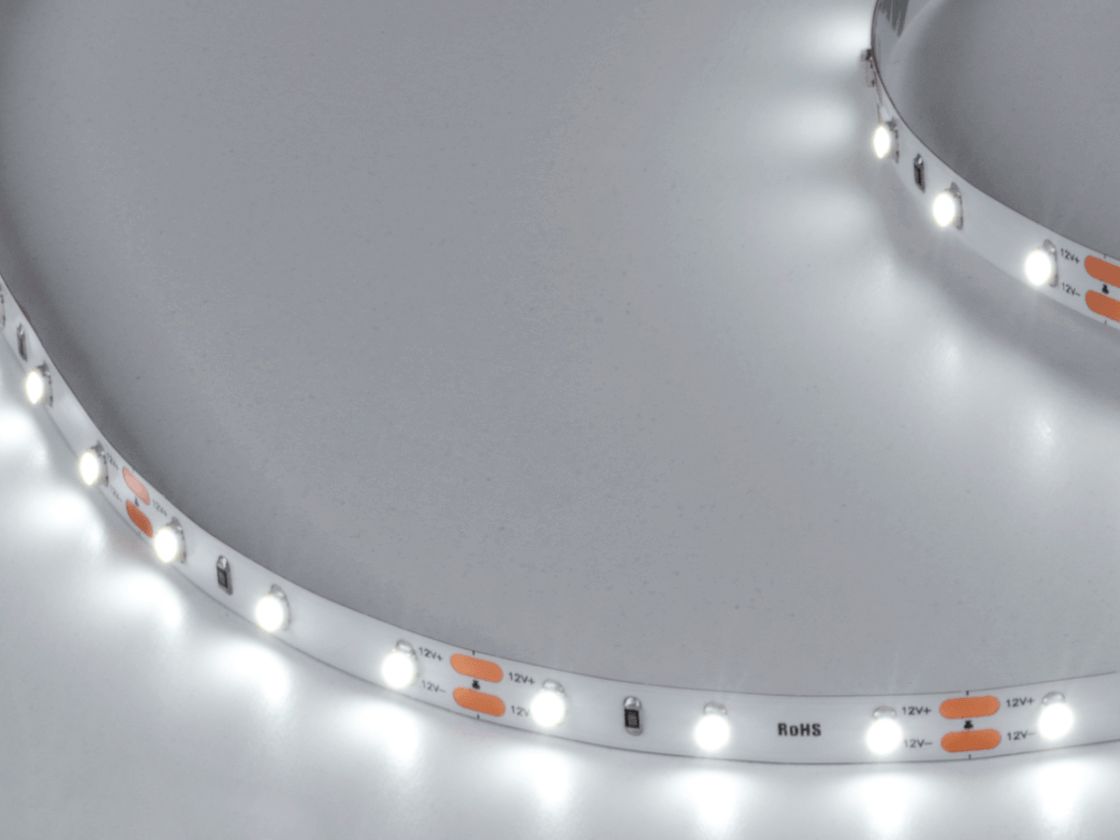 6000K soyuq ağ işıqlı parlaq LED lent