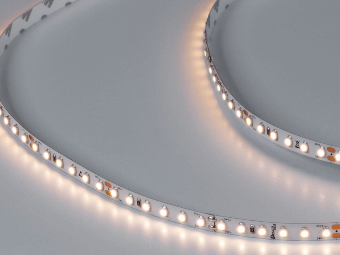 LED lent yanılı vəziyyətdədir, 2700K isti ağ işıq saçır