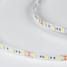 SMD 5050 LED lentinin kontakt yollarının yaxın plan görüntüsü