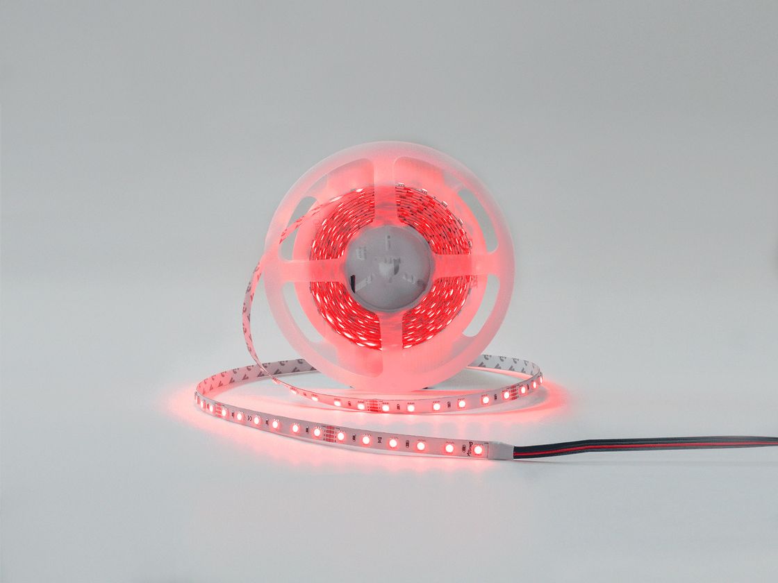 24 V RGB LED lentinin rulonu, qırmızı rəngdə işıq saçır