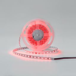 24 V RGB LED lentinin rulonu, qırmızı rəngdə işıq saçır