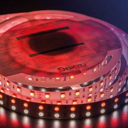 RGB+ağ LED lentinin makarası, qırmızı işıq saçması