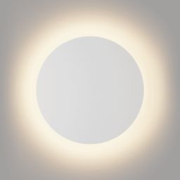 Divarda ağ, dairəvi divar lampası — yumşaq işıq haləsi ilə