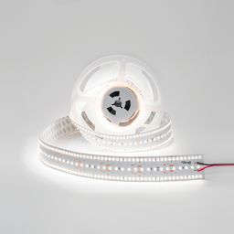 SMD 2835 LED lentinin yaxın plan görüntüsü, iki naqillə qoşulma