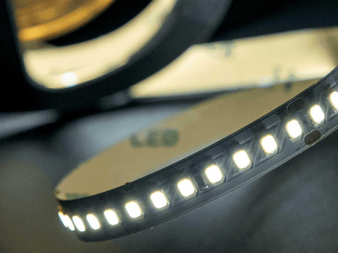 SMD 2835 LED lentinin işləmə anı, soyuq ağ işıq saçması