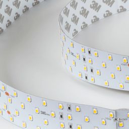 SMD 2835 LED lentinin keçirici yollarının yaxın plan görüntüsü