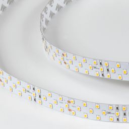 SMD 2835 lentinin fraqmenti, 252 LED/m (yaxın plan)