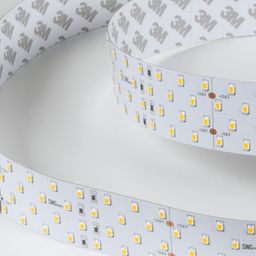 SMD 2835 LED lentinin fraqmenti, 280 LED/m (yaxın plan)