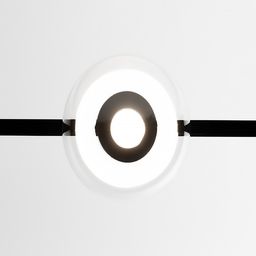 Kürə formalı işıqlandırıcı qoşulmuş vəziyyətdə, trek üzərində ön tərəfdən görünüş