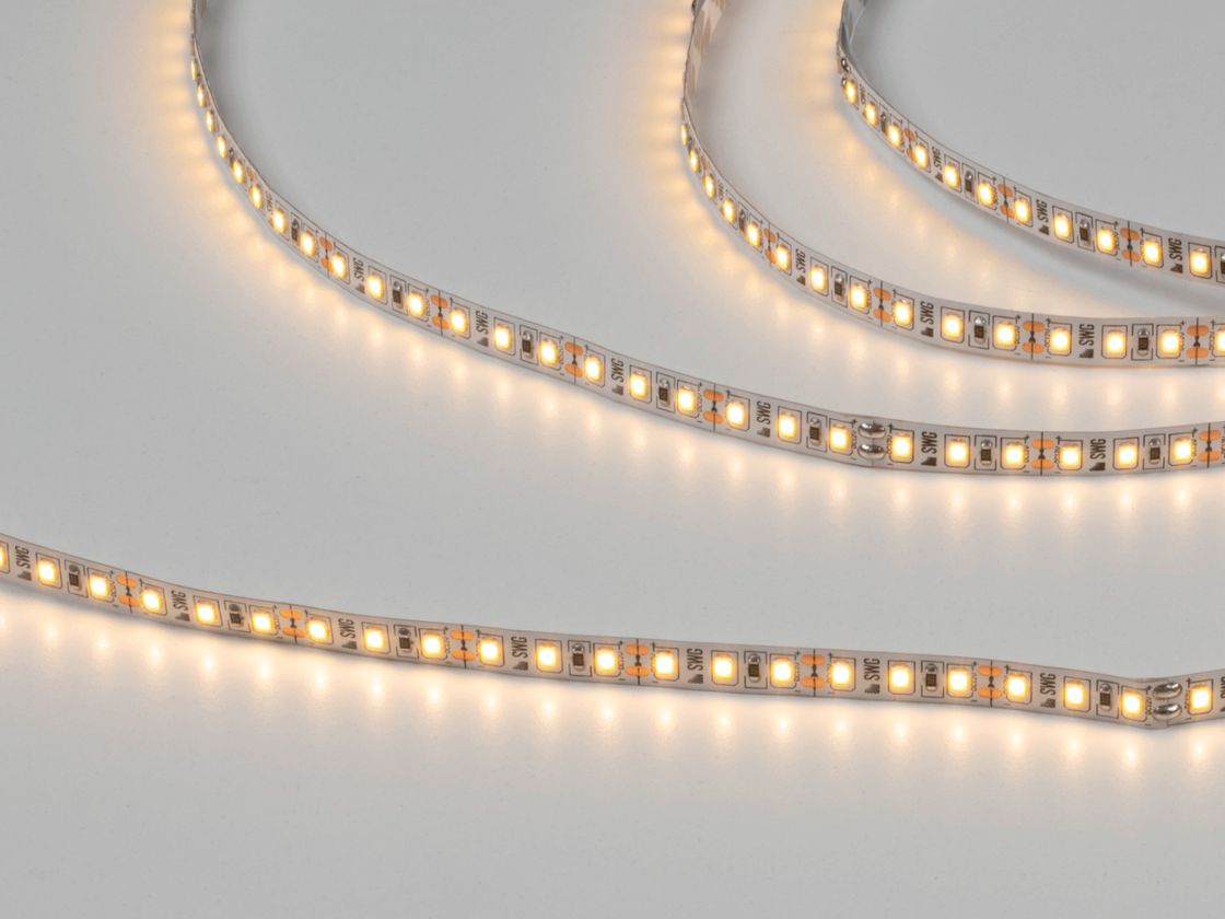 İsti ağ rəngli SMD2835 LED lent, yanılı vəziyyətdə, yaxın plan