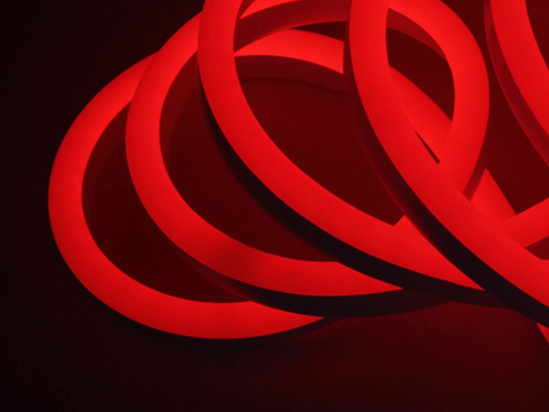 Bobində qırmızı neon lentin yaxın plan görüntüsü